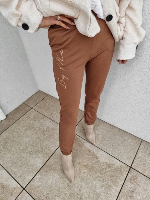 Joggery z haftowanym logo By Me camel