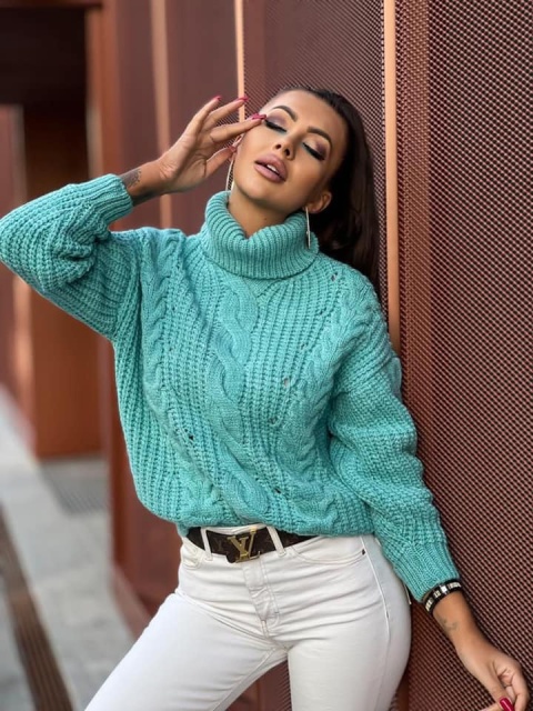 Turkusowy sweter w warkoczowy splot ALASKA - STAYHERE