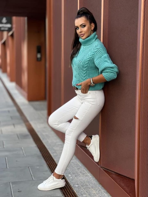 Turkusowy sweter w warkoczowy splot ALASKA - STAYHERE