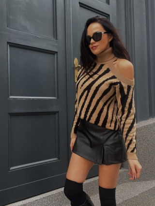 Asymetryczny golf z wycięciem CLAUDIA beżowo-czarny - LA MILLA