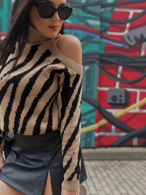 Asymetryczny golf z wycięciem CLAUDIA beżowo-czarny - LA MILLA