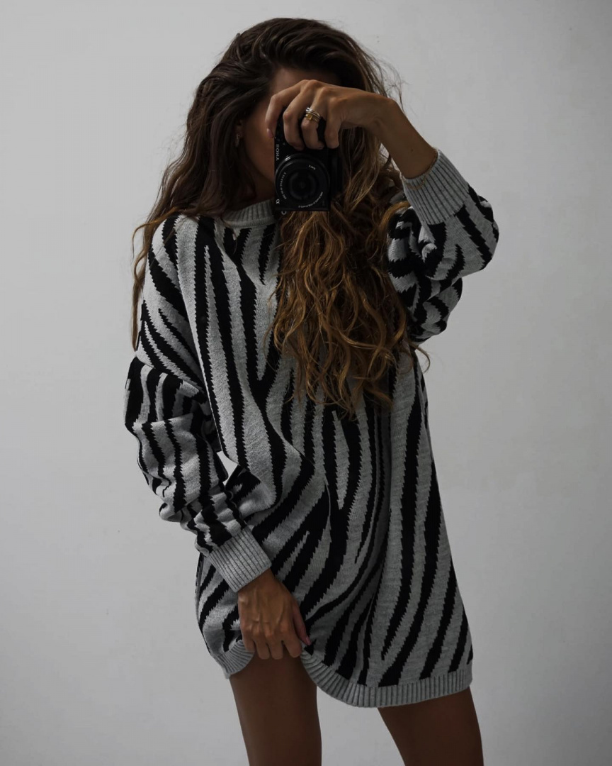 Dłuższy sweter oversize ZEBRA szary - LA MILLA