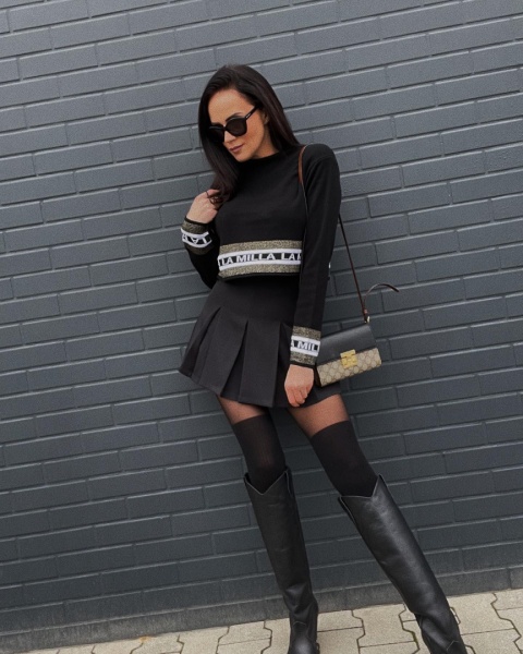 Krótki sweter LOGO IN GOLD czarny LA MILLA