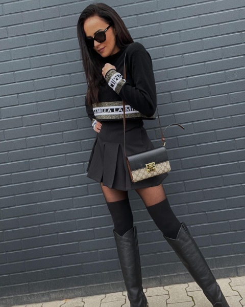 Krótki sweter LOGO IN GOLD czarny LA MILLA