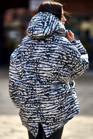 Kurtka z ozdobnymi zamkami w cętki biała - ME GUSTA