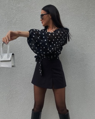 Szyfonowa bluzka kopertowa w grochy - LA MILLA