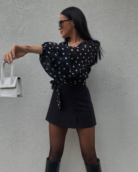 Szyfonowa bluzka kopertowa w grochy - LA MILLA