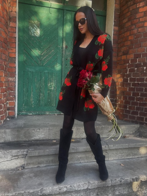 Żakardowy kardigan z domieszką wełny w róże czarny - LA MILLA