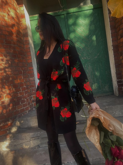 Żakardowy kardigan z domieszką wełny w róże czarny - LA MILLA