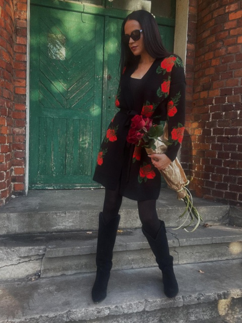 Żakardowy kardigan z domieszką wełny w róże czarny - LA MILLA