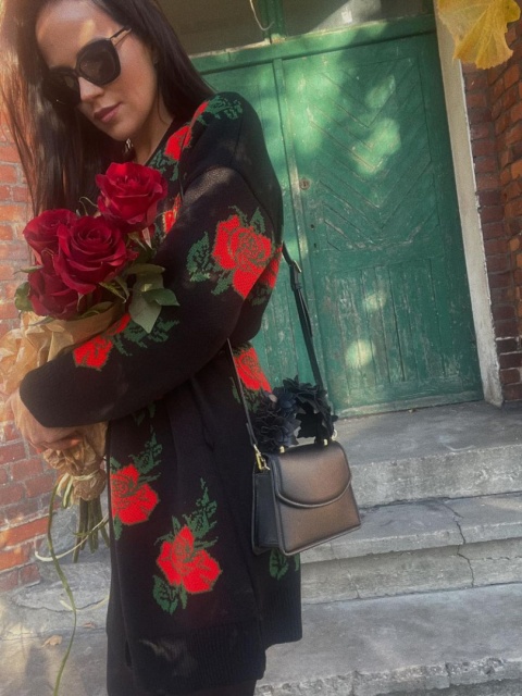 Żakardowy kardigan z domieszką wełny w róże czarny - LA MILLA