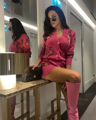 Komplet dzianinowy sweterkowy kardigan i szorty fuksja w kwiaty La Milla