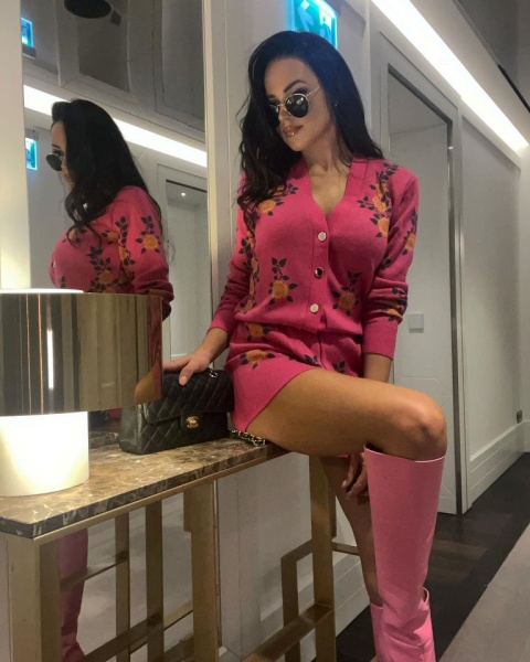 Komplet dzianinowy sweterkowy kardigan i szorty fuksja w kwiaty La Milla