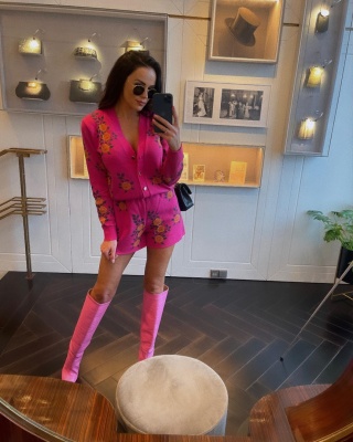 Komplet dzianinowy sweterkowy kardigan i szorty fuksja w kwiaty La Milla