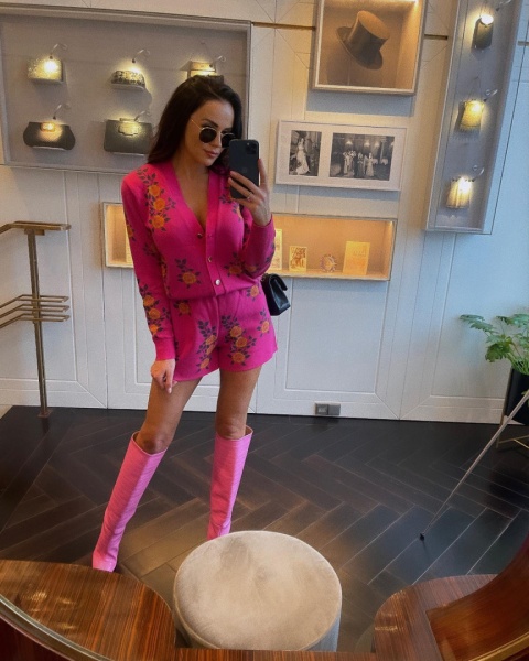 Komplet dzianinowy sweterkowy kardigan i szorty fuksja w kwiaty La Milla