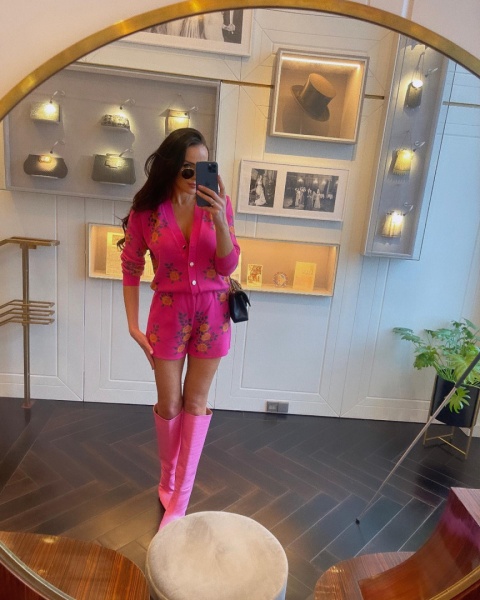 Komplet dzianinowy sweterkowy kardigan i szorty fuksja w kwiaty La Milla