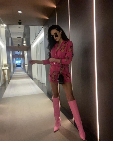 Komplet dzianinowy sweterkowy kardigan i szorty fuksja w kwiaty La Milla