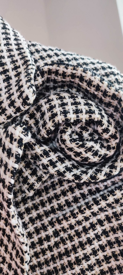 Krótka marynarka z różą MY STYLE biało-czarna ze złotą nitką LA MILLA