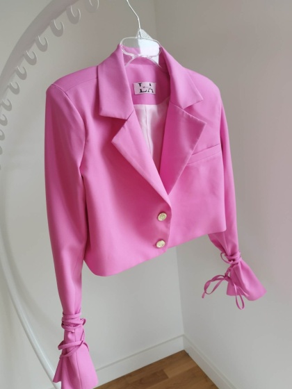 Krótki żakiet z wiązanymi rękawami różowy La Milla