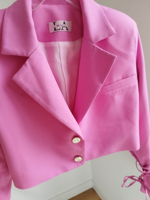 Krótki żakiet z wiązanymi rękawami różowy La Milla