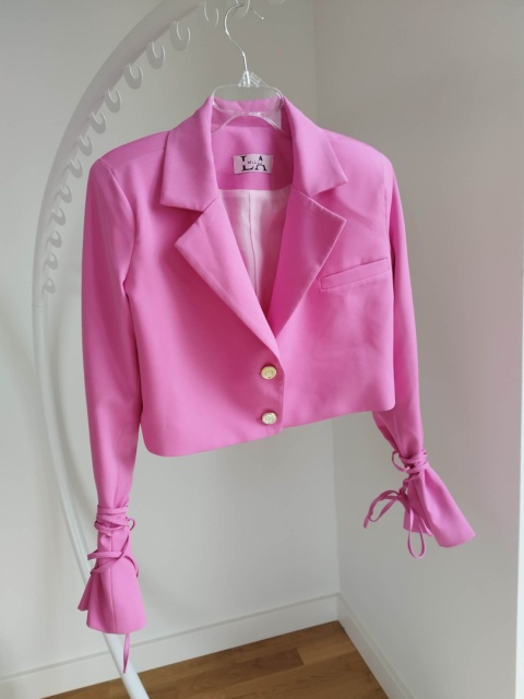 Krótki żakiet z wiązanymi rękawami różowy La Milla