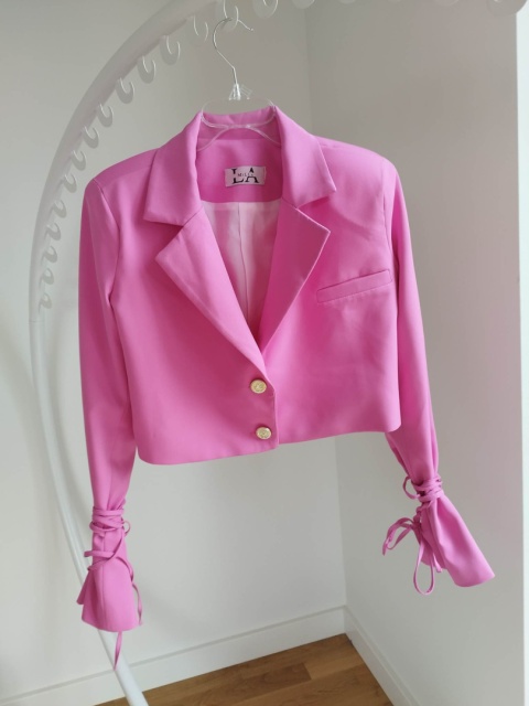 Krótki żakiet z wiązanymi rękawami różowy La Milla