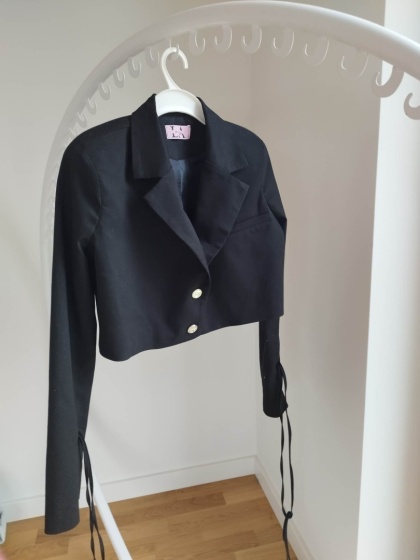 Krótki żakiet z wiązanymi rękawami czarny La Milla