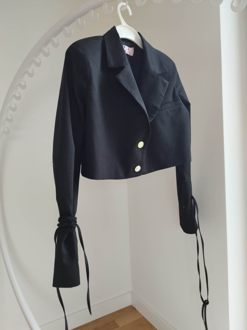 Short jacket with tied sleeves black La Milla