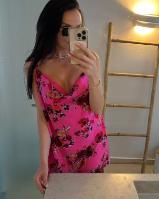 Satynowa sukienka w kwiaty mini La Milla