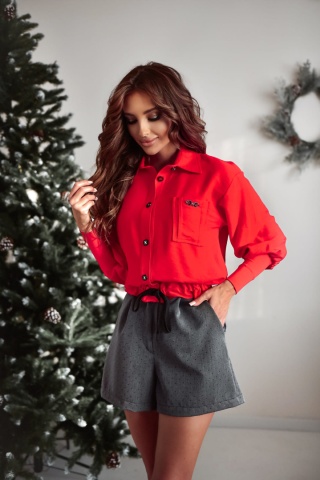 Czerwona koszula o krótszym kroju z ozdobnymi guzikami i złota aplikacją XANA