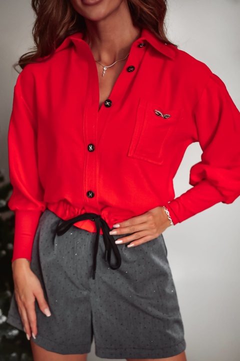 Czerwona koszula o krótszym kroju z ozdobnymi guzikami i złota aplikacją XANA