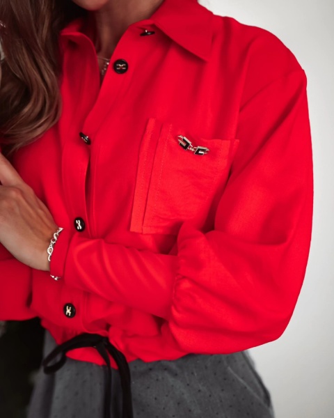 Czerwona koszula o krótszym kroju z ozdobnymi guzikami i złota aplikacją XANA