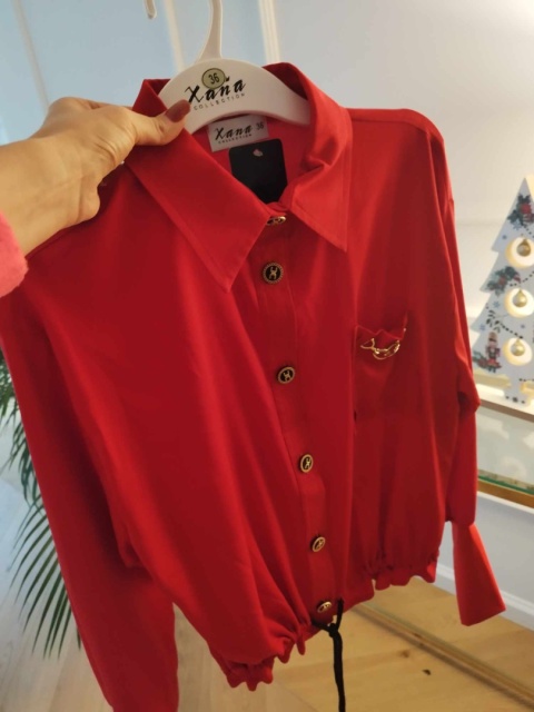 Czerwona koszula o krótszym kroju z ozdobnymi guzikami i złota aplikacją XANA