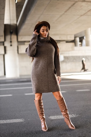 Sukienka prążkowana z przędzy z golfem GRACE czekoladowa - ME GUSTA