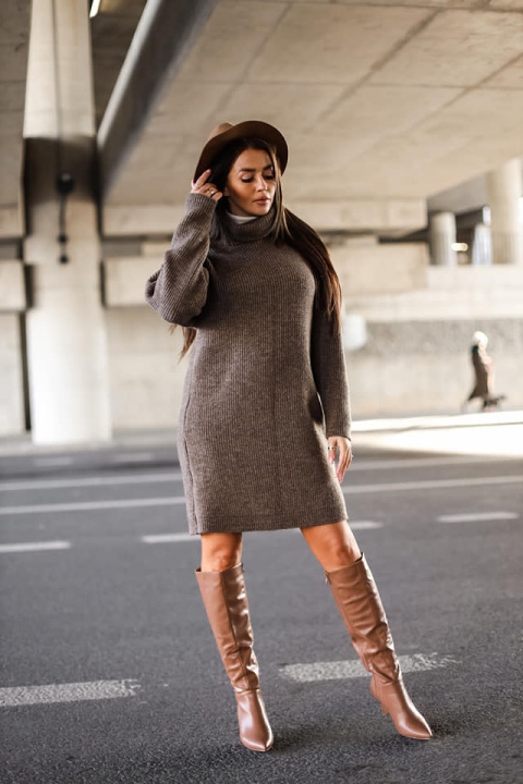 Sukienka prążkowana z przędzy z golfem GRACE czekoladowa - ME GUSTA