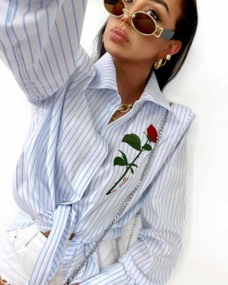 Biała koszula w błękitne paski z różą La Milla