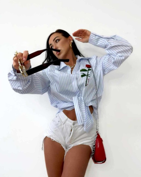 Biała koszula w błękitne paski z różą La Milla