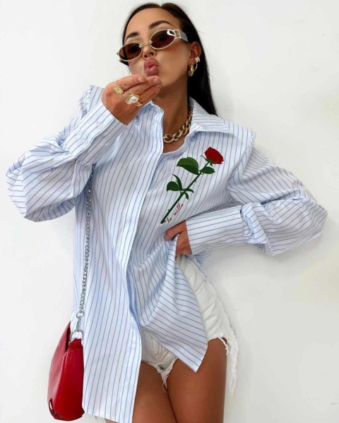 Biała koszula w błękitne paski z różą La Milla