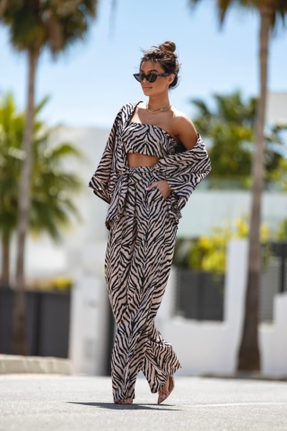 Satynowy komplet top, spodnie i narzutka ZEBRA beżowo-czarna La Milla