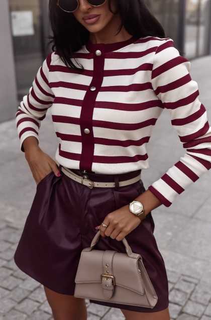 Elegancka bluzka z prążka w paski z ozdobnymi guzikami bordo XANA
