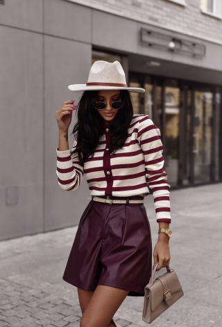 Elegancka bluzka z prążka w paski z ozdobnymi guzikami bordo XANA