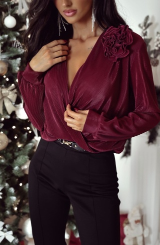 Bluzka z kopertowym dekoltem i broszką bordo XANA