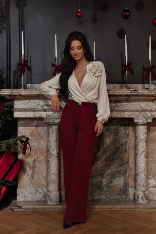 Bluzka z kopertowym dekoltem i broszką beżowa XANA