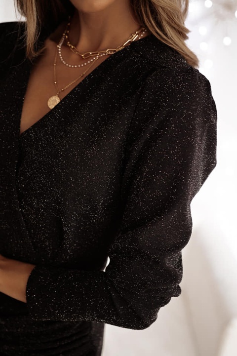 Elegancka połyskliwa sukienka z kopertowym dekoltem LEILA - XANA