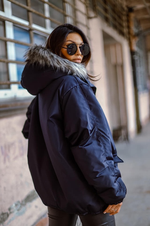 Ocieplana kurtka z futrzanym kapturem granatowa czerń - ME GUSTA