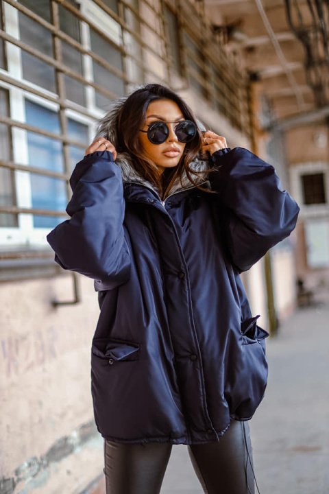 Ocieplana kurtka z futrzanym kapturem granatowa czerń - ME GUSTA