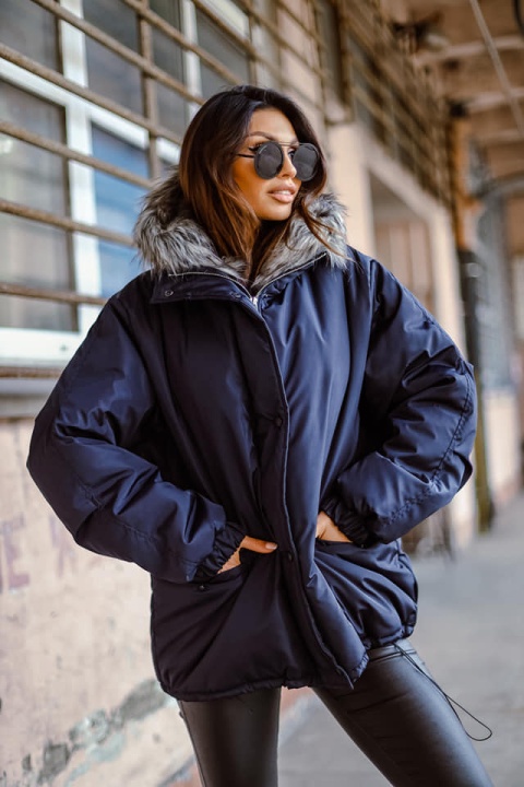 Ocieplana kurtka z futrzanym kapturem granatowa czerń - ME GUSTA