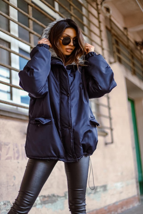 Ocieplana kurtka z futrzanym kapturem granatowa czerń - ME GUSTA