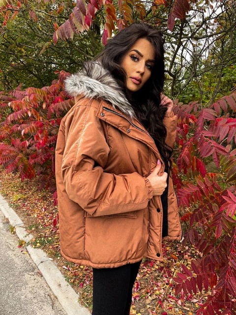 Ocieplana kurtka z futrzanym kapturem camel - ME GUSTA