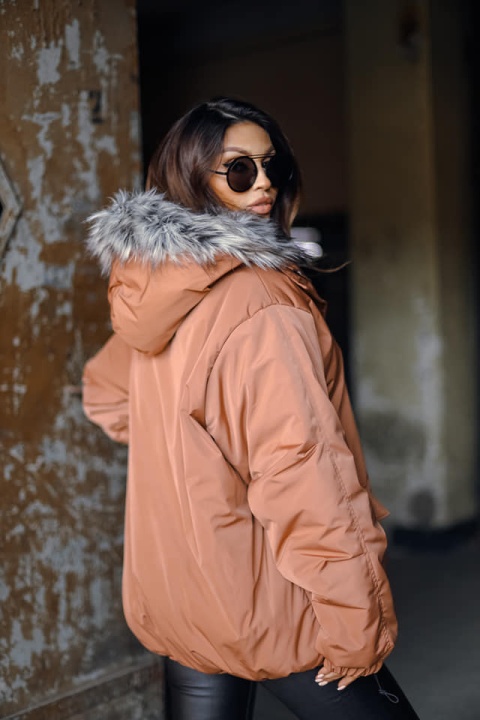 Ocieplana kurtka z futrzanym kapturem camel - ME GUSTA